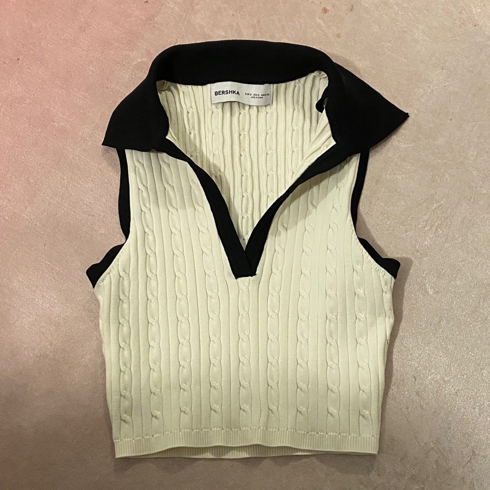 Bershka Women's V-Neck Cream and Black Sweater